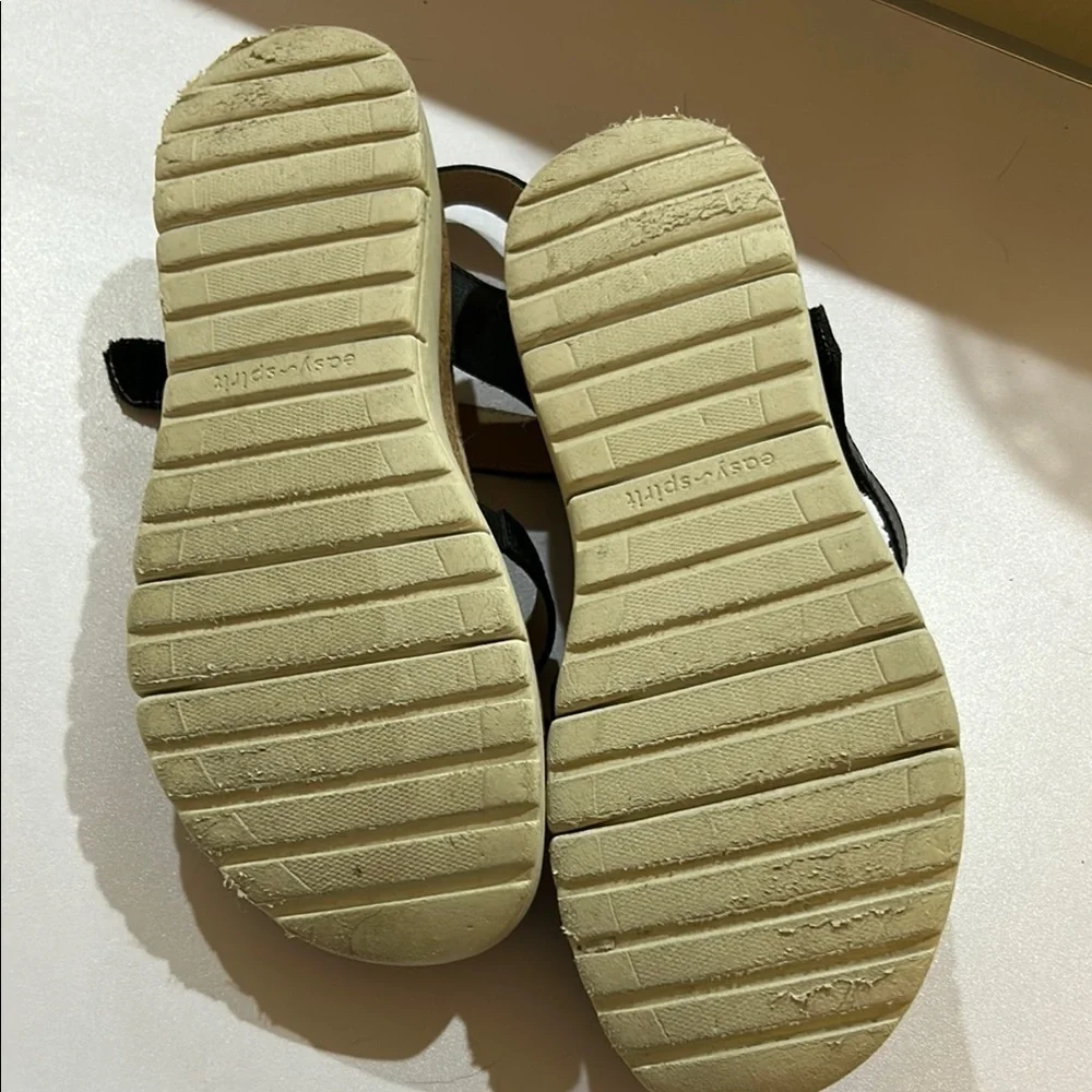 8W Easy Spirt llena Platform sandal  Black. Velcro closure.
